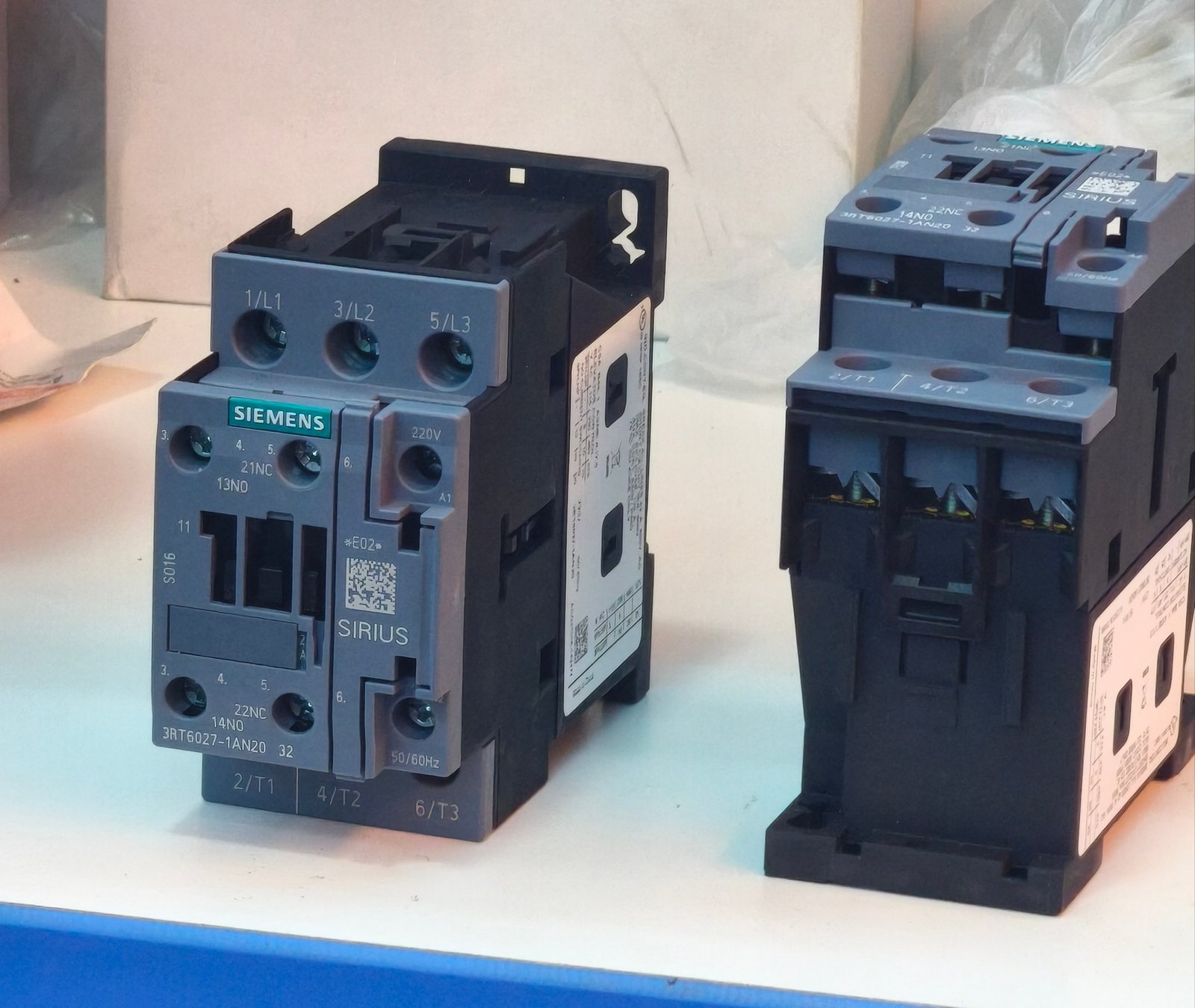 Contactor 32A 3RT6027-1AN20 AC 220 V 50/60 HZ AC3 15 kW 400 V Contactos AUX 1 NO + 1 NC 3 polos Original nuevo SIEMENS